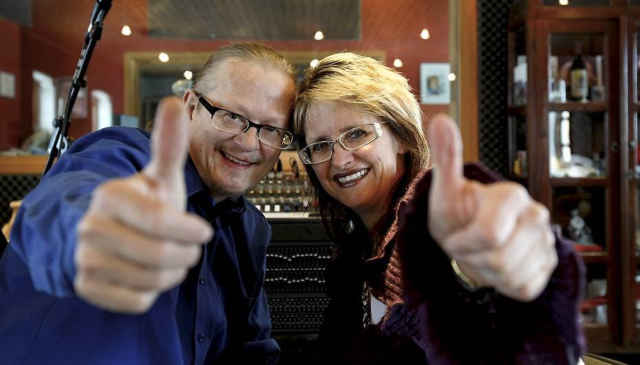 Her ser SE og HØRs dommerpar ganske fornøjet ud, men lever X Factor-deltagerne ikke op til forventningerne, svinger de pisken!