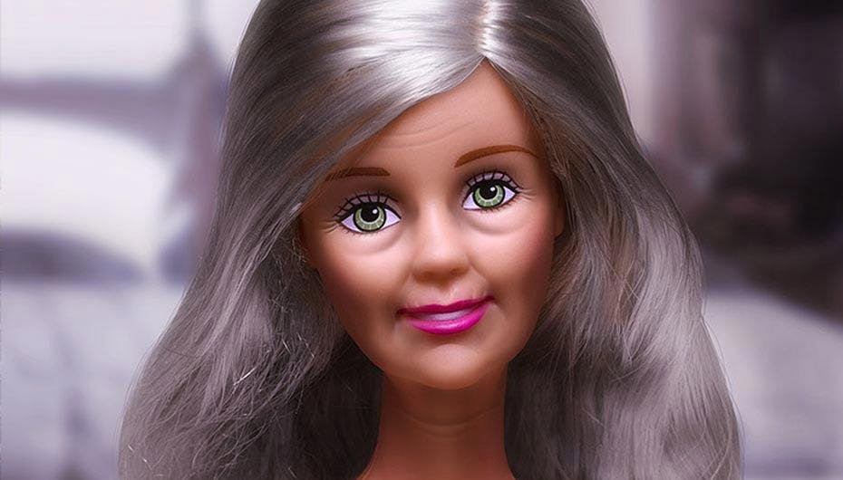 Gråhåret og rynket Barbie a la "Dollars"-Chrystal - de 50 år tynger en smule