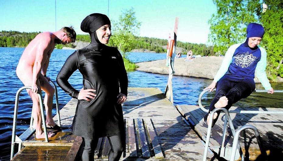 Supersmarte burkinier her ved en badesø i Sverige - jo de findes i virkeligheden