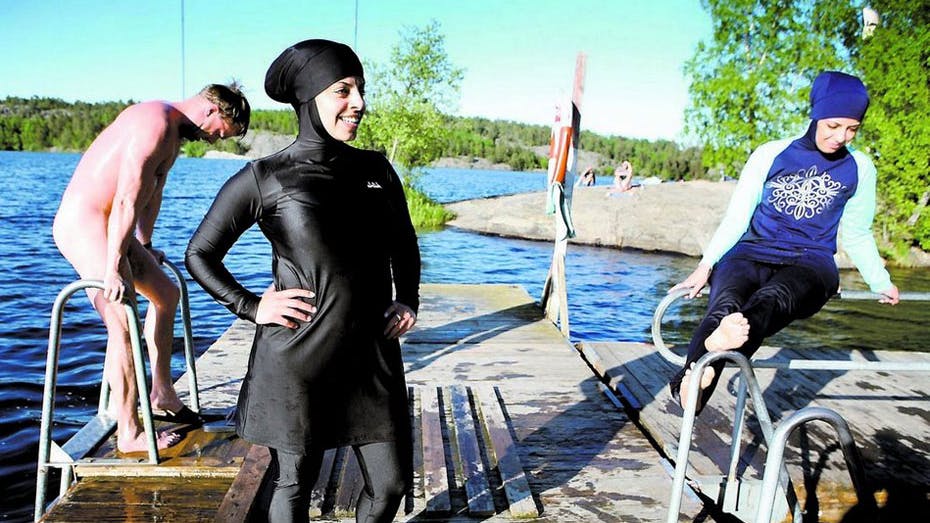 Supersmarte burkinier her ved en badesø i Sverige - jo de findes i virkeligheden