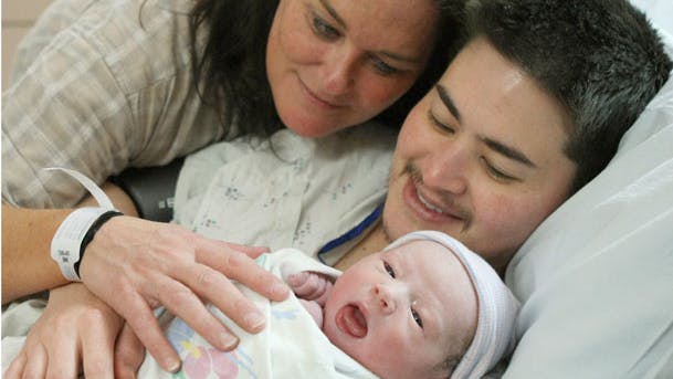 Her er Thomas Beatie med sin nyfødte søn og sin kone Susan