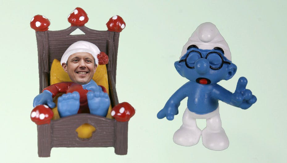 Prinse-smølfen bliver belært af kloge-smølf.