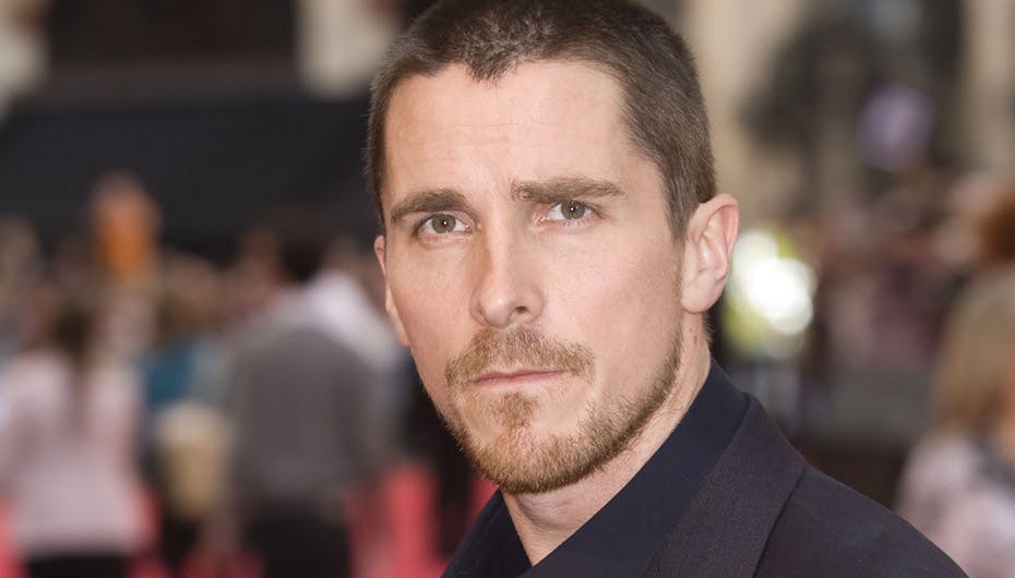 Christian Bale så noget betuttet ud til premieren på Batman, men samme morgen havde hans mor og søster meldt ham til politiet for vold