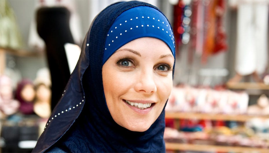 TV-baronessen måtte optræde med hovedtørklæde, da hun skulle flytte ind hos en muslimsk familie