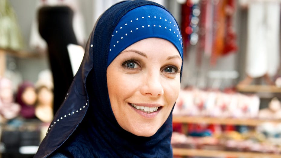 TV-baronessen måtte optræde med hovedtørklæde, da hun skulle flytte ind hos en muslimsk familie