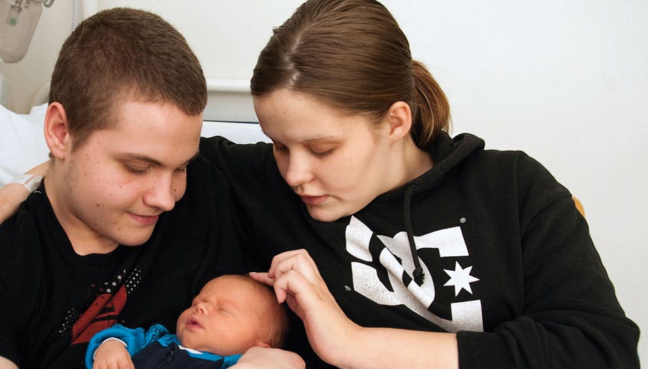 Sabrina og hendes lille, unge kæreste Oliver med guldklumpen Simon