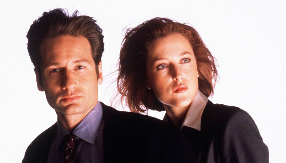 Her er det skuespillerne David Duchovny og Gillian Anderson i rollerne som Mulder og Scully – de ærbare af slagsen