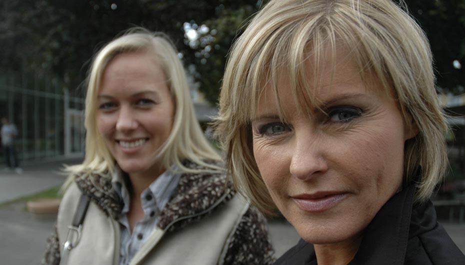 Line Baun følger blandt andet Pernille til en nøgenfotografering og på en escorttur, hvor hun skal servicere et ægtepar