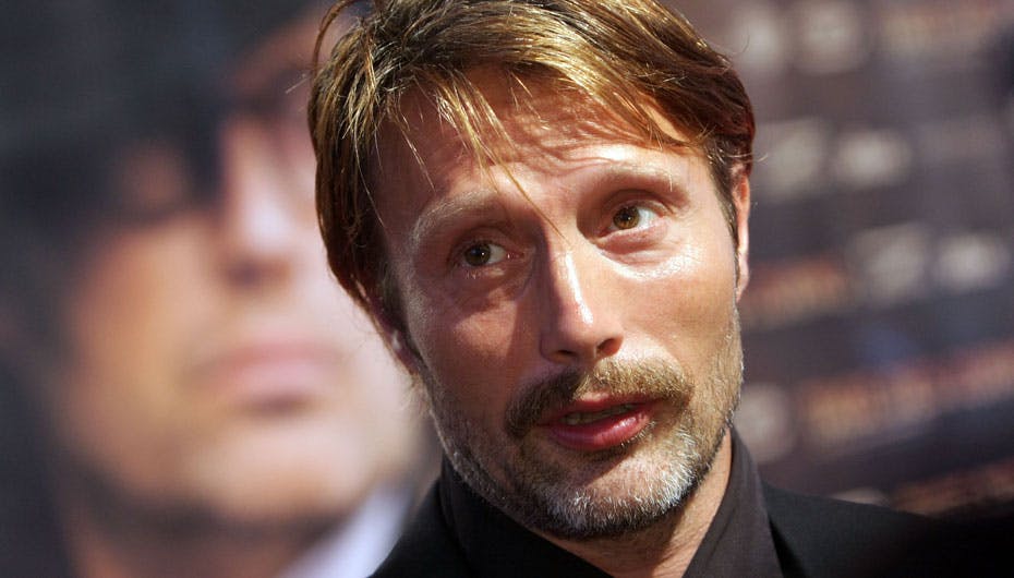 Selv om skægget er ved at blive gråt, er Mads Mikkelsen mere laber end nogensinde