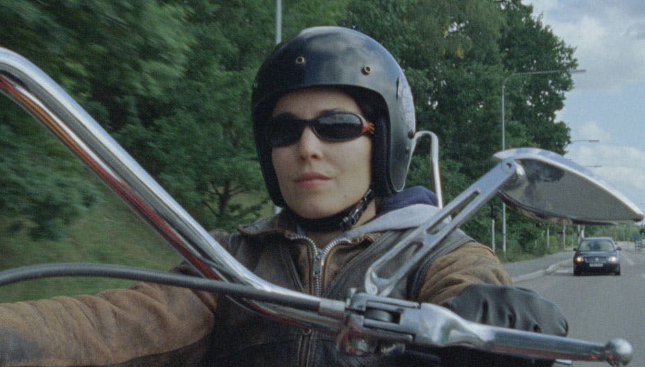 Den sære, ensomme ulv Lisbeth Salander, mesterligt spillet af Noomi Rapace, er kørt lige ind i danskernes biografhjerter