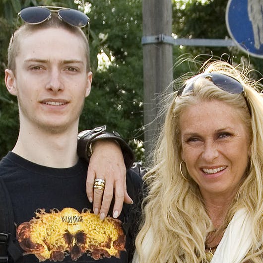 https://imgix.seoghoer.dk/media/se-og-hoer/film-og-tv/sanne-spiller-med-soen1-jpg.jpg