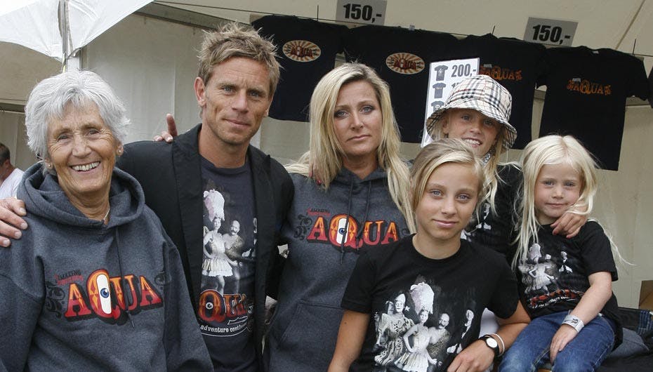 Farmor Anni, Hr. og Fru Nielsen, Emma på 8 år, Ida på 11 år, Nanna på 4 år
