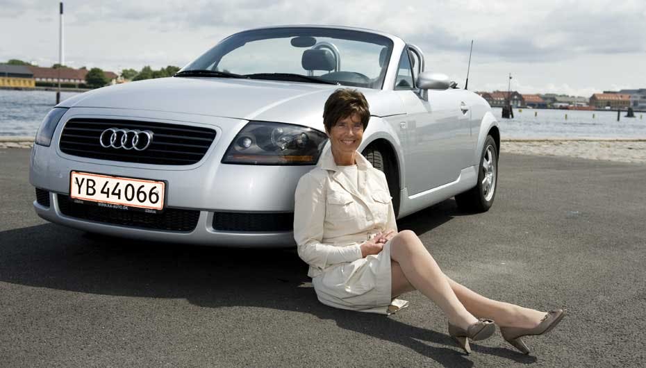 En sølvgrå Audi TT kræver også kørekort. Hanne kan nu med god samvittighed drøne rundt i den med sit midlertidige førerbevis