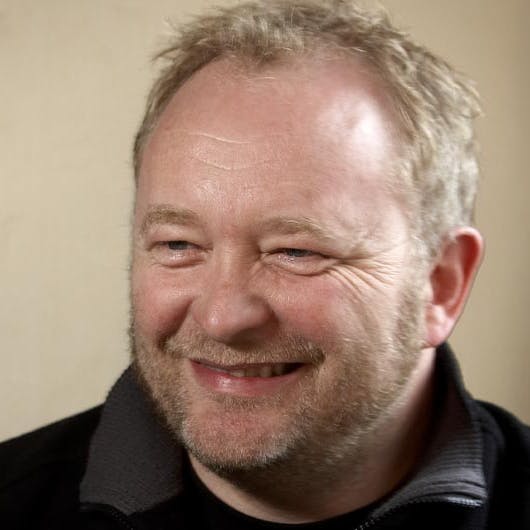 https://imgix.seoghoer.dk/media/se-og-hoer/kendte-danmark/bjarnehenriksensyvsover1-jpg.jpg