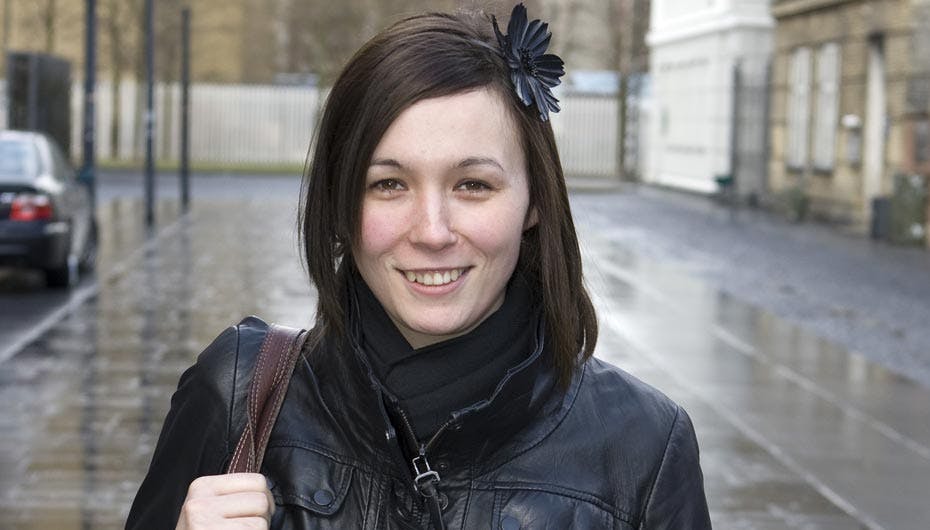 Hvem deler denne kønne brunette far med?