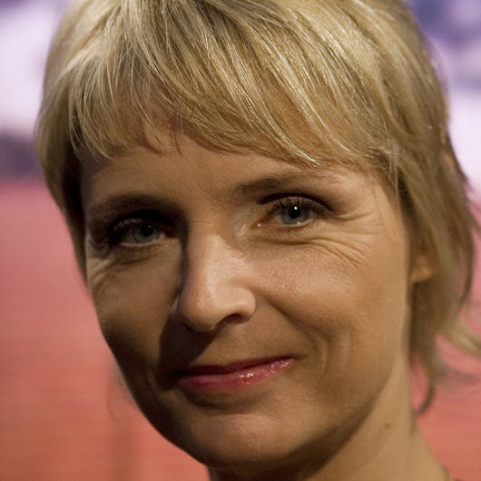 https://imgix.seoghoer.dk/media/se-og-hoer/kendte-danmark/hanne-vibeke-holst1-jpg.jpg
