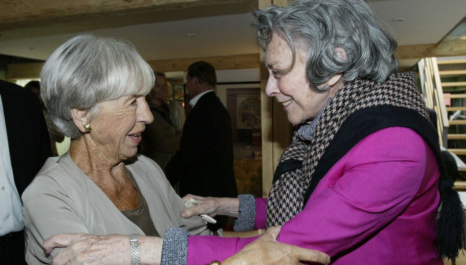 Lise Nørgaard og Helle Virkner var nære venner gennem hele livet - her ses de ved Helles 80 års fødselsdag