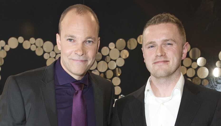 Jesper, der her ses sammen med kæresten Niels, er vild med Melodi Grand Prix