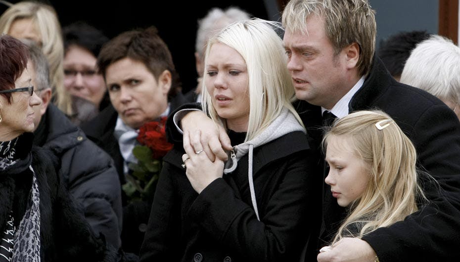 Hverken Johnny Hansen eller pigerne kunne holde tårene tilbage da de gik efter kisten