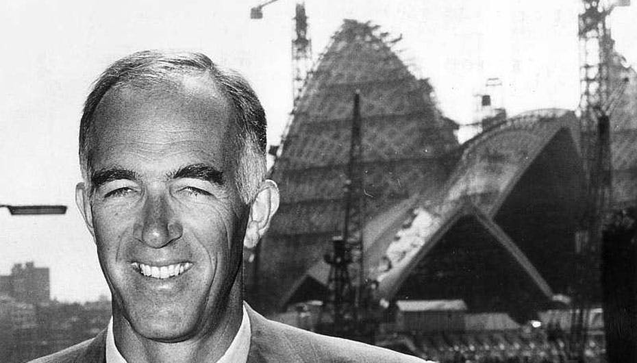 Under opførelsen af Sydney Opera House var der store økonomiske problemer og Jørn Utzon blev rasende, da byggeriet ikke blev gennemført efter hans foreskrifter. Nu er hans vrede glemt og han hædres som en “søn af Australien”
