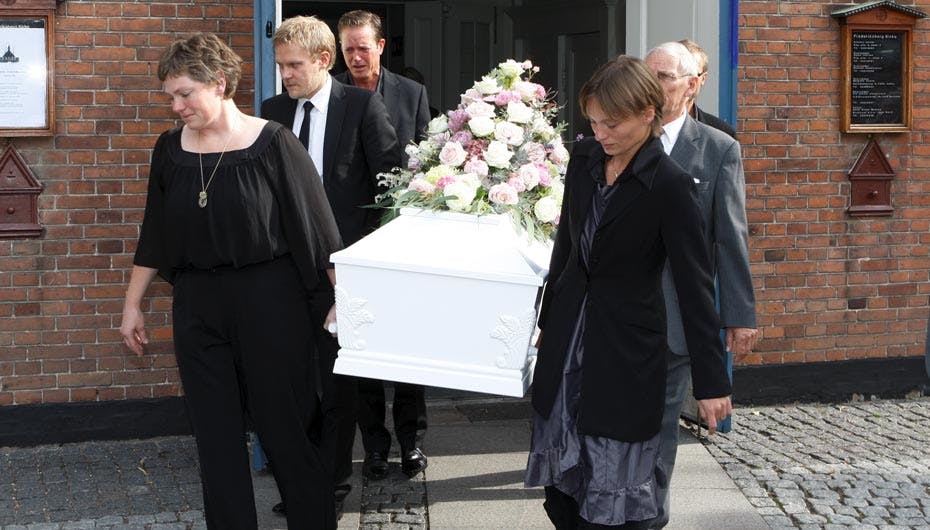 Kasper, Peter Mygind og Kamillas nærmeste familie bar kisten ud af kirken