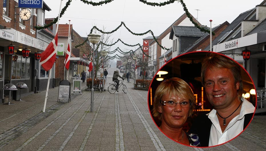 Flagene gik på halvt i den lille by Hurup i Nordjylland, hvor Johnny og Helle havde deres liv sammen