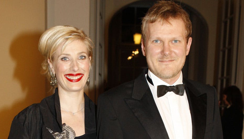 Hemmelighedskræmmeriet er slut for Kasper Bech Holten, som ikke var meget for at vise sig offentligt med Signe Fabricius umiddelbart efter Kamilla Bech Holtens død