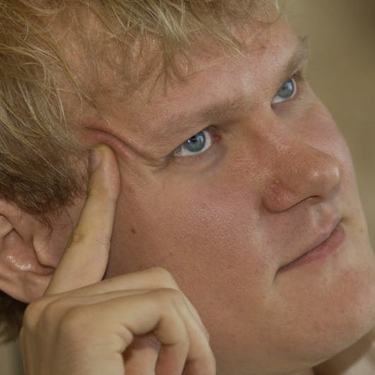 https://imgix.seoghoer.dk/media/se-og-hoer/kendte-danmark/kasper-holten-stopper-jpg.jpg