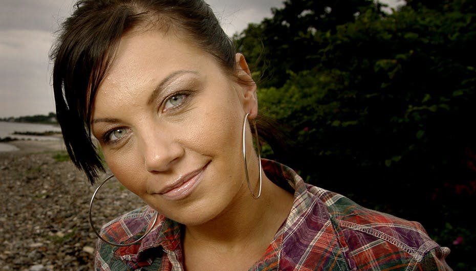 Kira venter med at strø resten af sin mors aske i havet, til hun er helt klar til det