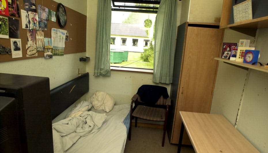 Det er et værelse som dette, Klaus Riskær skal vænne sig til