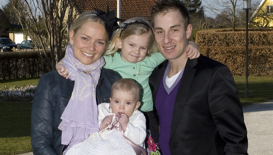 Peter Gade og Camilla Høeg med lille Alma på seks måneder og datteren Nanna på fire år