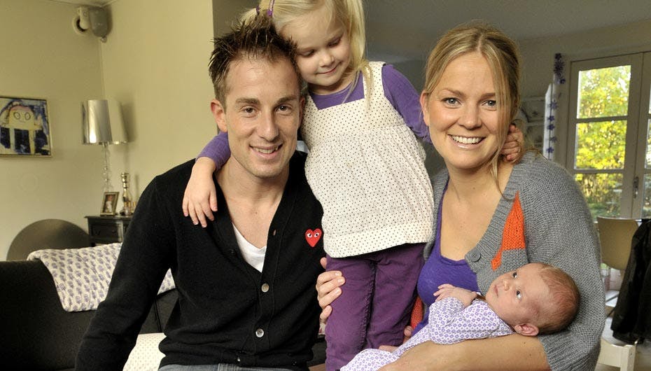 Peter Gade og Camilla med deres to små prinsesser, Nanna på fire år og Alma på knap en måned