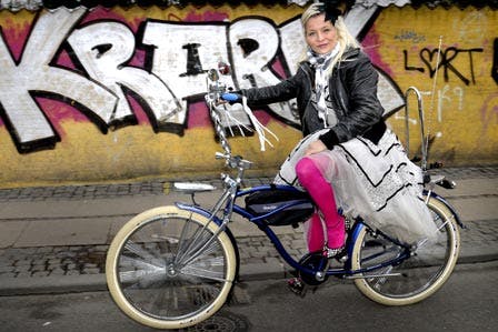 https://imgix.seoghoer.dk/media/se-og-hoer/kendte-danmark/signe-cykel-stort-jpg.jpg