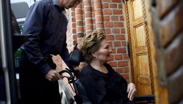 46-årige Søsser Krag så smuk ud, da hun som den første ankom til sin mors begravelse