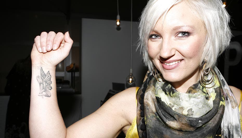 Stine Kronborg har udsmykket sig selv med en engel på armen