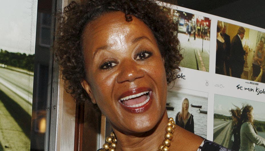 Hella Joof mener, at hun fortsat er i kontakt med sin afdøde mor