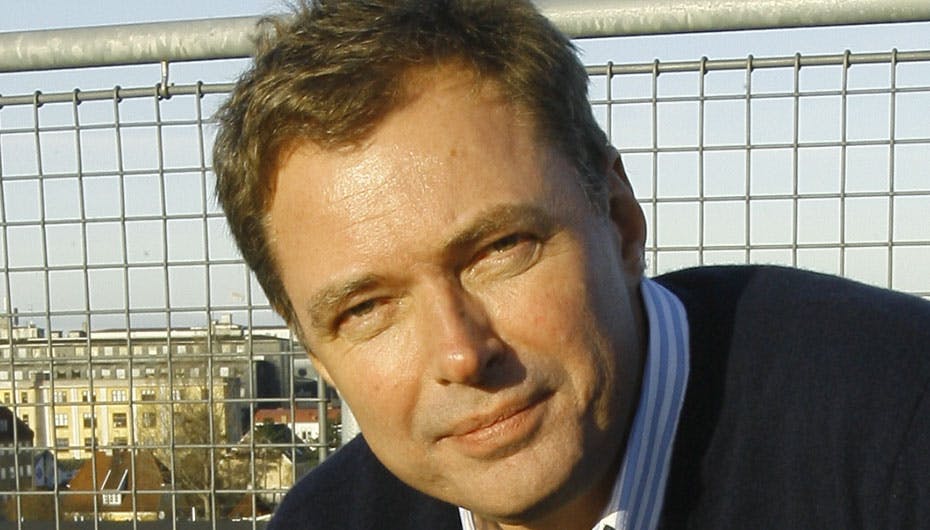 Klaus Riskær har både lånt penge og skrevet en bog i fængslet - den udkommer i næste måned og hedder "Ankomst"