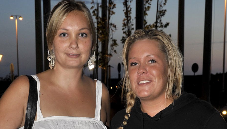 De 2 yndige piger har selvfølgelig hver deres kyssepartner – endda en af hvert køn