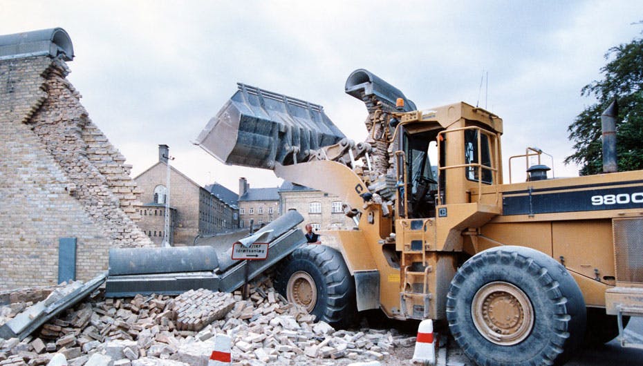 Gummigeden vejede 26 tons og brød uden problemer igennem den 6 meter høje mur