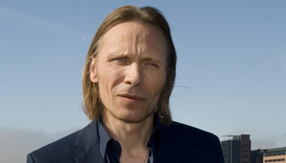 Torsdag aften springer Sort Sol-sangeren ud som model