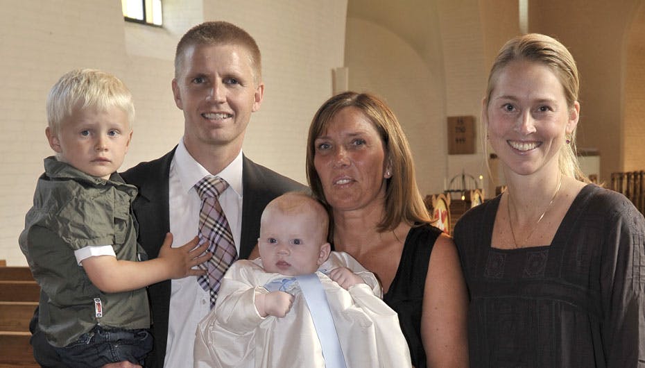 Selv om 3-årige Lucas så betuttet ud, glædede han sig til barnedåben. Camilla Martin og Lars Nygaard havde valgt Camillas grandkusine Tina Daugbjerg som gudmor til Elias