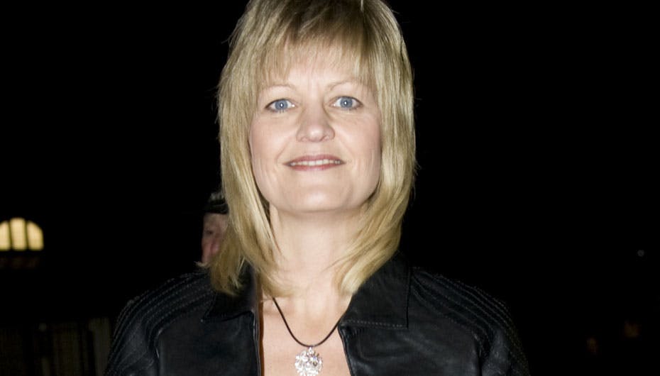 Eva Kjer Hansen har brækket skulderbladet og må opgive turen til Paris