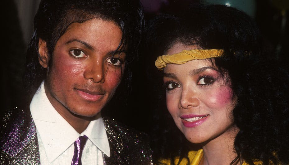 Som Michael storesøster hævder La Toya Jackson, at hun kender til hemmelighederne omkring hans pludselige død