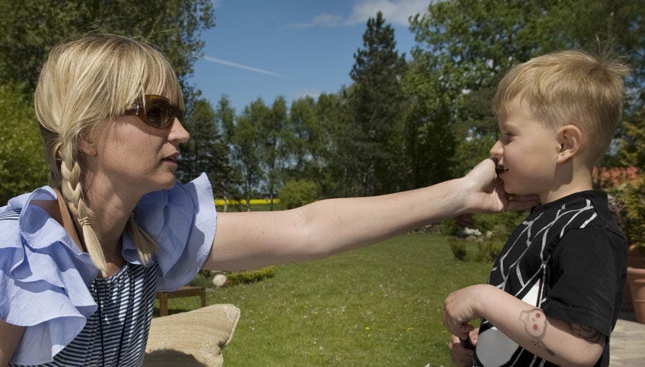 Annette med Eliot, som hun smittede med sin stress