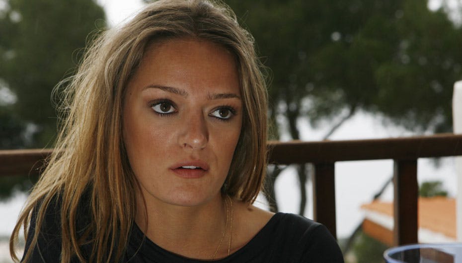 Darja er bestemt ikke glad for at se sin tidligere kæreste dalre rundt i byen