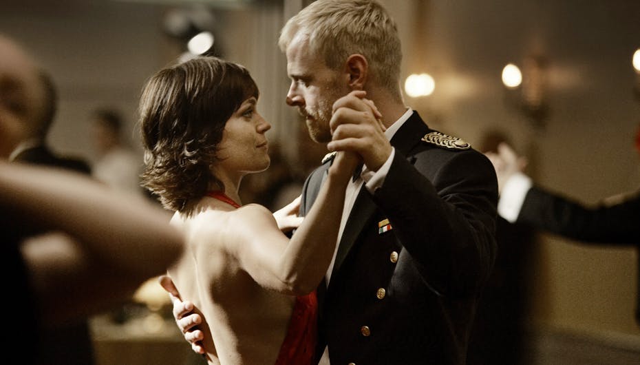 Først fik de en dans, og så fik major Søgaard lokket fru Raben med på lagnerne