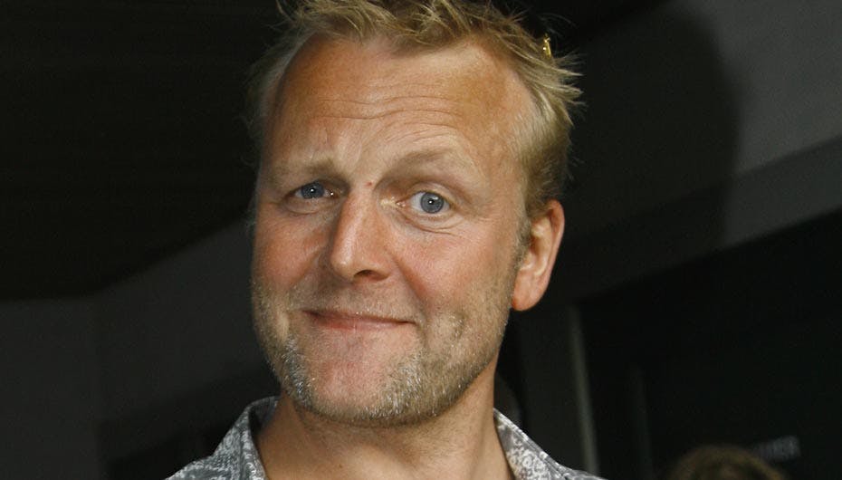 Tillykke! Det blev en hård nat for komikeren Jan Gintberg, som nu er far til 3