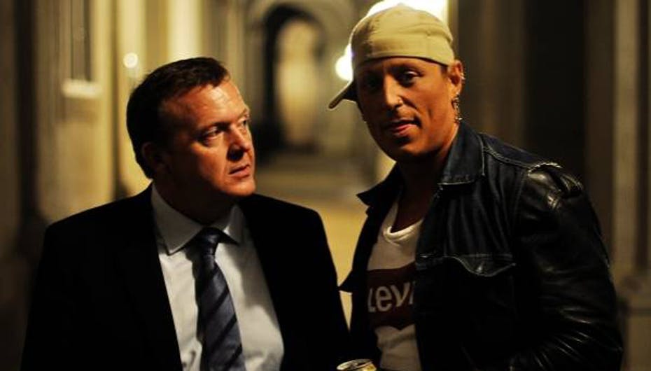 At dømme efter billedet ser statsministeren op til Sydney - men danskerne må ikke se det