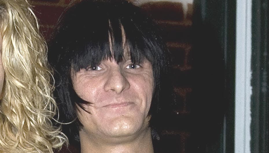 Thomas Troelsen ser meget tilfreds ud med sin nye frisure