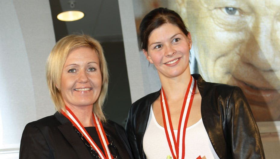 Carina Christensen og Lotte Friis, begge med guldmedaljer om halsen